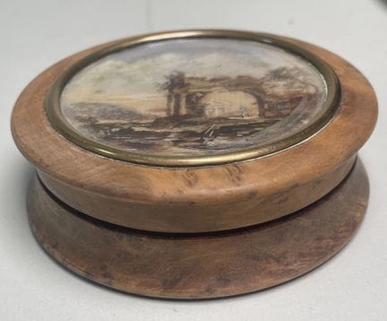 Caja circular de boj, con la tapa ribeteada de lat