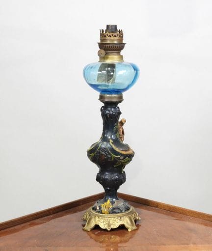 Lampe à pétrole en régule peint, laiton et verre, 