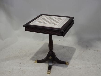 Tavola da scacchi inglese in legno finto mogano, c