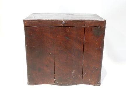 Baule in legno dipinto, con la parte anteriore del