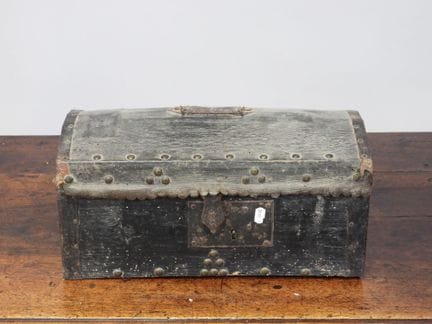 NORDTAND.
Bemalte Holzkiste mit Verstärkungen, Met