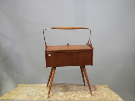Mobile in legno con due ante che si aprono rivelan