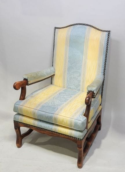 Sillón de madera moldeada, tapizado en tela y con 