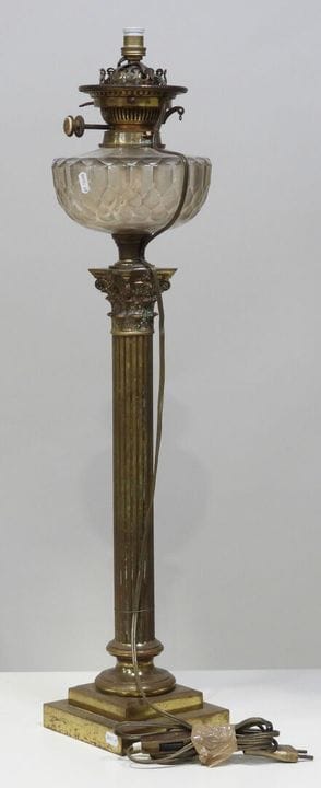 HINKS & SONS.
Lampe à pétrole en bronze doré et ve