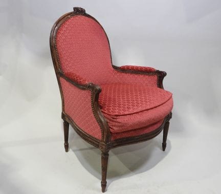 Poltrona in legno modanato e intagliato, con schie