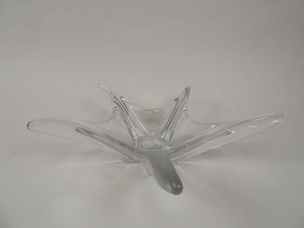 DAUM, Francia. 
Copa de cristal moldeado. Firmada 