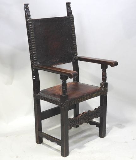 Silla con reposabrazos de madera tallada, con el r
