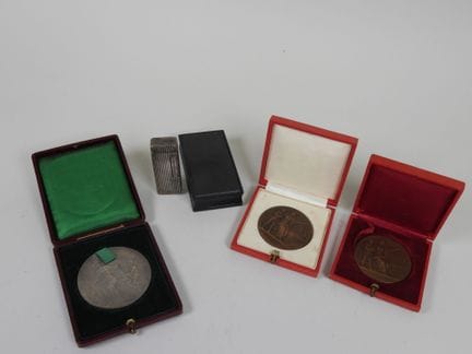 Set of 3 bronze or metal medals consisting of:
- t