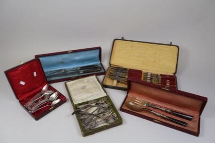 Set di posate in metallo argentato composto da: 
-
