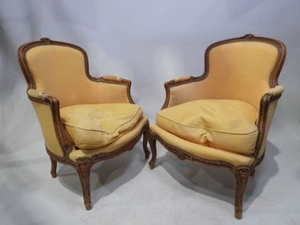 Par de sillones de madera moldeada y tallada, con 