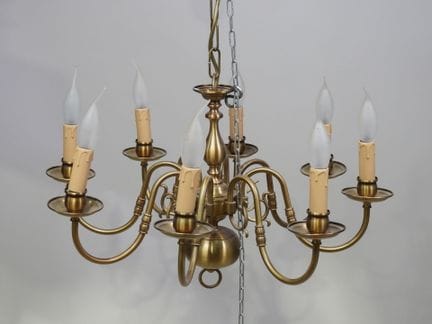 Lustre en laiton doré à huit bras de lumière, le f