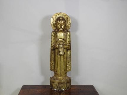 Große stehende Buddha-Figur aus vergoldetem Holz.
