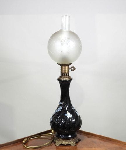 Lampe à pétrole en laiton et émaux peints à décor 