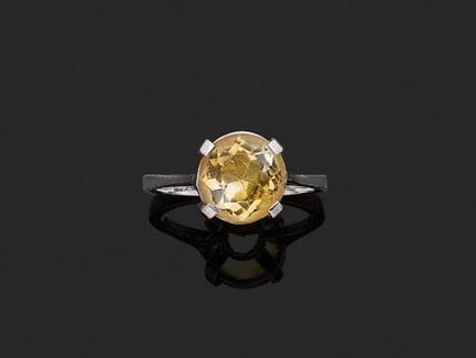Anillo de oro blanco de 18 quilates (750‰) con una