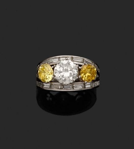 这款18K白金（750‰）与铂金（850‰）戒指，中央镶嵌一颗2.29克拉的圆形明亮式切割钻石， 两