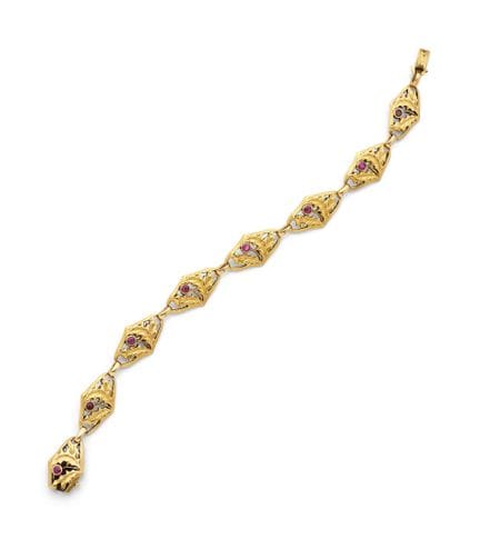 18K（750‰）黄金手链，采用菱形链节设计，饰有蓟叶图案，并镶嵌八颗小圆形红宝石，采用密镶工艺。 