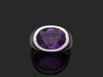Impresionante anillo de oro blanco de 18 quilates 