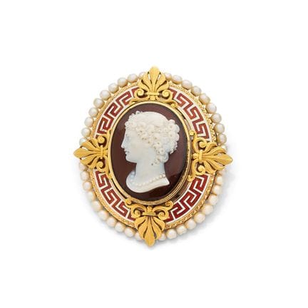 A large oval brooch in 18K yellow gold (750‰) feat