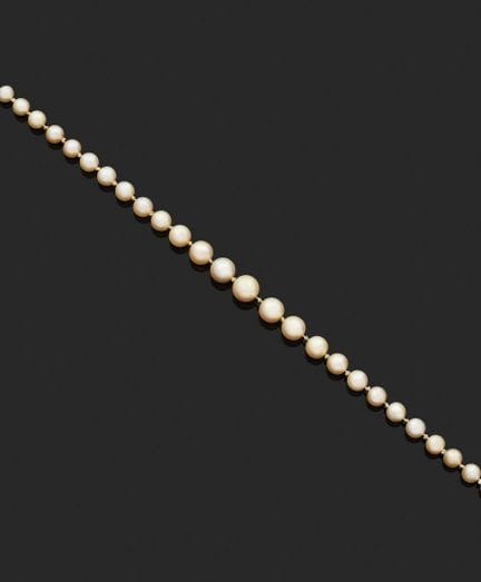 Collar de ciento treinta y una perlas finas en cas