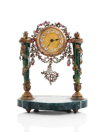 Standuhr mit Säulen und Sockel aus grünem Moosacha