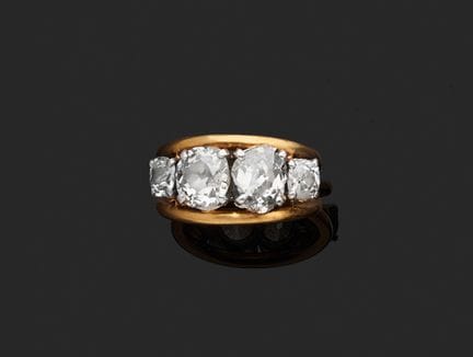 18K（750‰）黄金与白金或铂金戒指，镶嵌四颗呈梯形排列的古式圆形及枕形钻石，每颗重0.25至0.