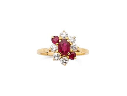18K（750‰）黄金雏菊戒指，中央镶嵌一颗约6×4毫米的椭圆形刻面红宝石，周围环绕六颗小圆形明亮式