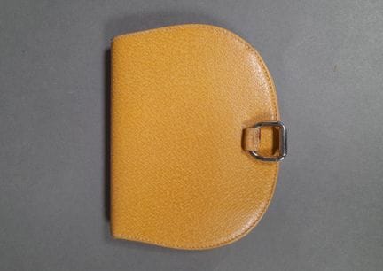 GUCCI.
Cartera en forma de media luna de piel de p