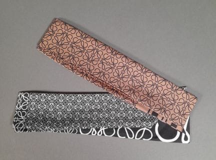 LOEWE.
Dos pañuelos «twilly» de sarga de seda con 