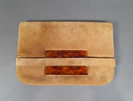 CHRISTIAN DIOR, PARÍS.
Bolso de mano de ante marró