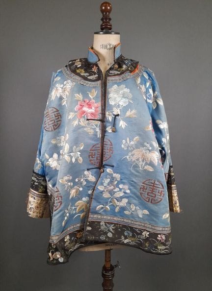 Veste en satin de soie bleu à décor polychrome de 