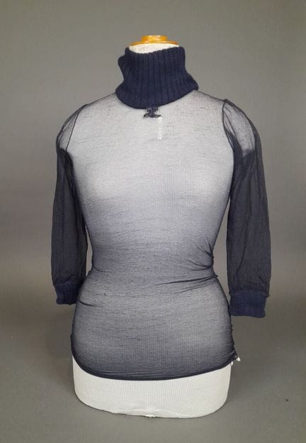 COURREGES, PARIS.
Lot de deux pulls à col roulé en