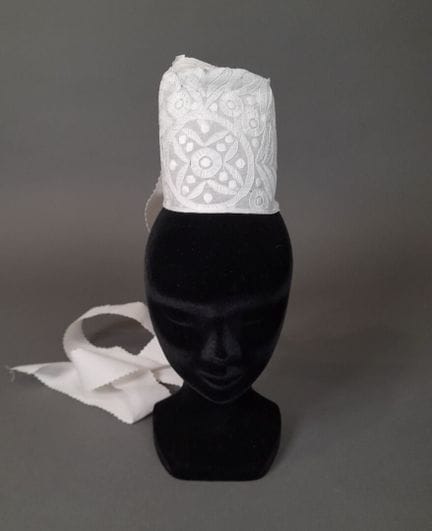 Coiffe de deuil du pays Bigouden en organdi blanc 