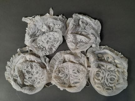 Lot de cinq bonnets dit de Touraine dont quatre en