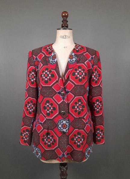 VALENTINO, MISS V.
Veste de tailleur épaulée en la