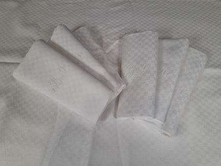 Service de table en coton damassé blanc à décor d'