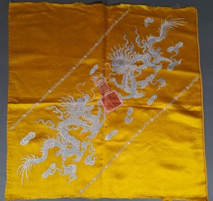 Panneau de satin de soie jaune à décor de deux dra