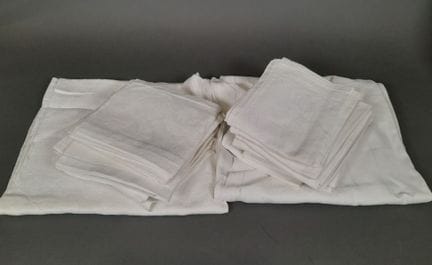 Lot comprenant : 
- Service de table en coton dama
