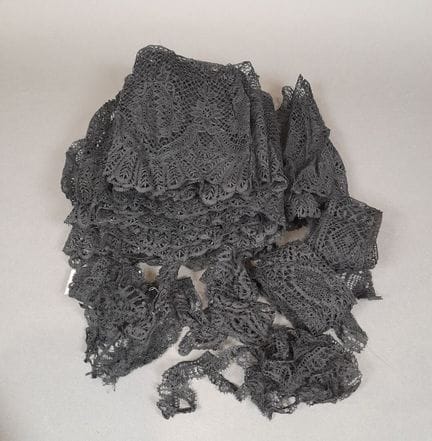 Lot de dentelles aux fuseaux noires type Cluny.
Di