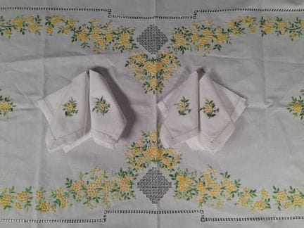 Service de table en coton ajouré à décor de mimosa