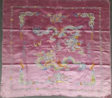 Panneau de satin de soie rose à décor de deux drag