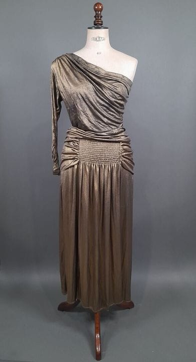 YVES SAINT LAURENT VARIATION, APRIS.
Ensemble en j