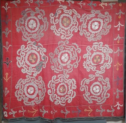 Tenture Suzani en satin de coton rouge vif à décor