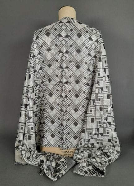 LANCEL, PARÍS.
Bufanda con flecos de viscosa, lana