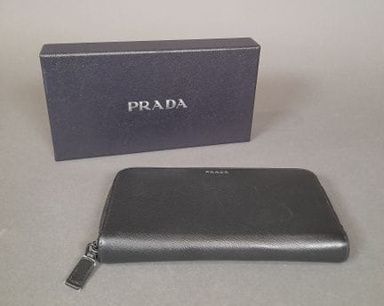 PRADA.
Portefeuille en cuir grainé noir, la fermet