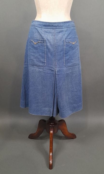 CELINE, PARIS.
Jupe évasée en jeans bleu clair, de