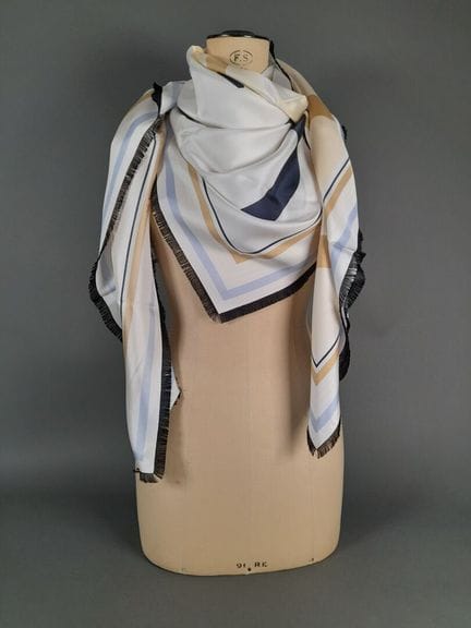 LOEWE.
Pañuelo cuadrado con flecos, confeccionado 
