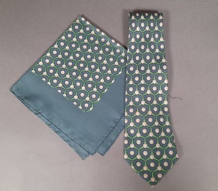 HERMES, PARÍS.
Conjunto de sarga de seda con motiv