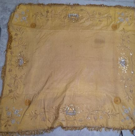 Dais de procession en drap d'or sur fond jaune bor