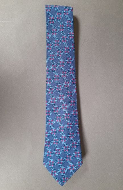 HERMES, PARÍS.
Corbata de sarga de seda con motivo