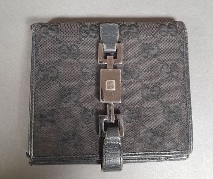 GUCCI.
Cartera de lona y piel negras que se abre p